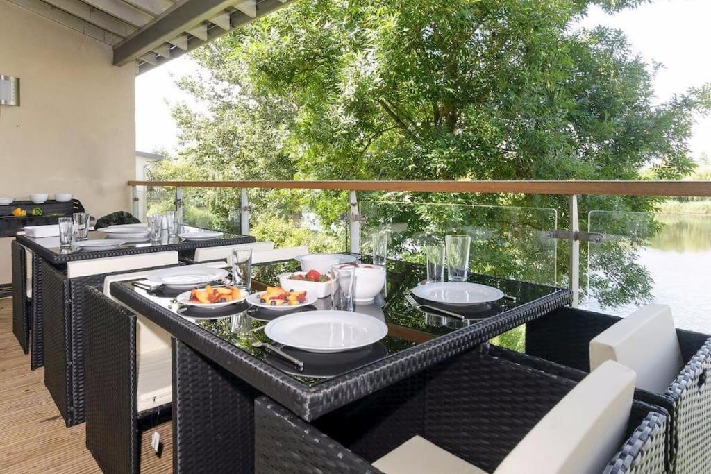 Cotswolds Lake Side Home With Luxury Spa Swallows Nest,Lower Mill Estate, Lakeside Home And Spa With A Harry Potter Cupboard Under The Stairs Somerford Keynes Esterno foto