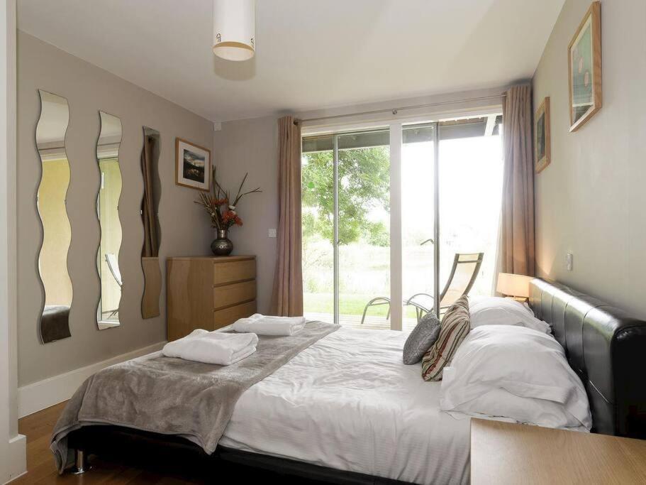 Cotswolds Lake Side Home With Luxury Spa Swallows Nest,Lower Mill Estate, Lakeside Home And Spa With A Harry Potter Cupboard Under The Stairs Somerford Keynes Esterno foto