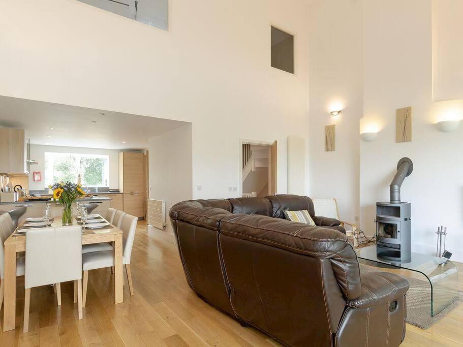 Cotswolds Lake Side Home With Luxury Spa Swallows Nest,Lower Mill Estate, Lakeside Home And Spa With A Harry Potter Cupboard Under The Stairs Somerford Keynes Esterno foto