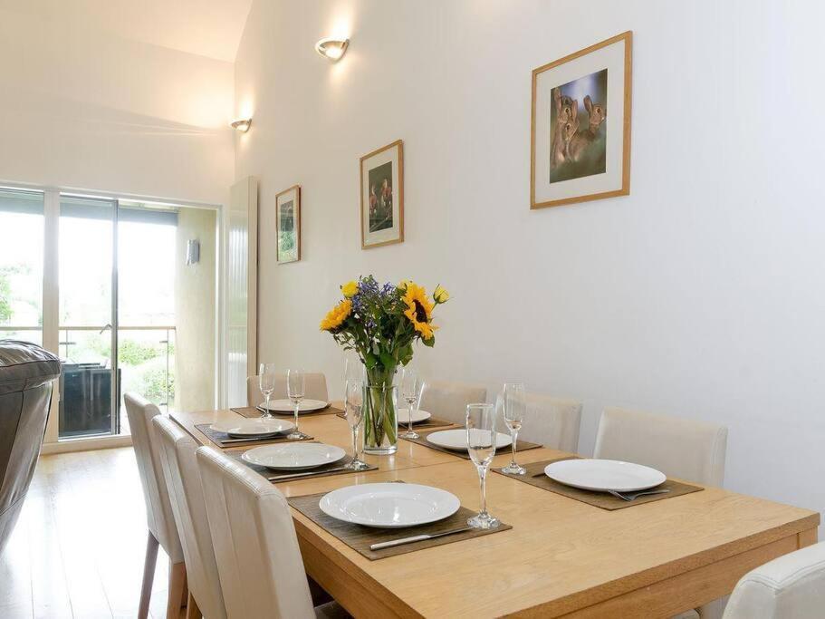 Cotswolds Lake Side Home With Luxury Spa Swallows Nest,Lower Mill Estate, Lakeside Home And Spa With A Harry Potter Cupboard Under The Stairs Somerford Keynes Esterno foto